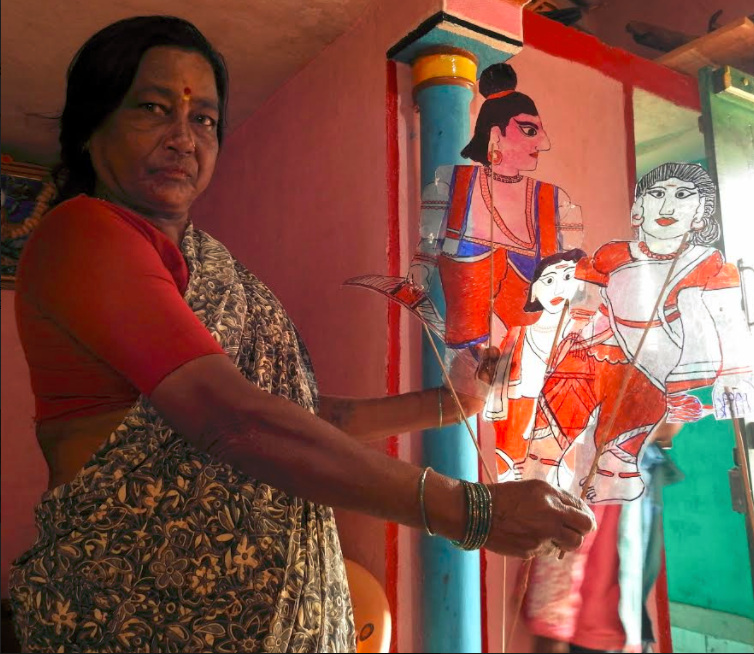 Kalaviduru Gowramma demonstrating the art with puppets