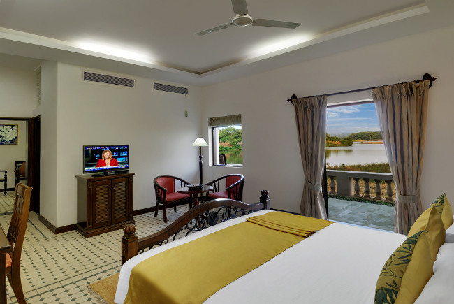 Balconied rooms have open views over the Mandovi River