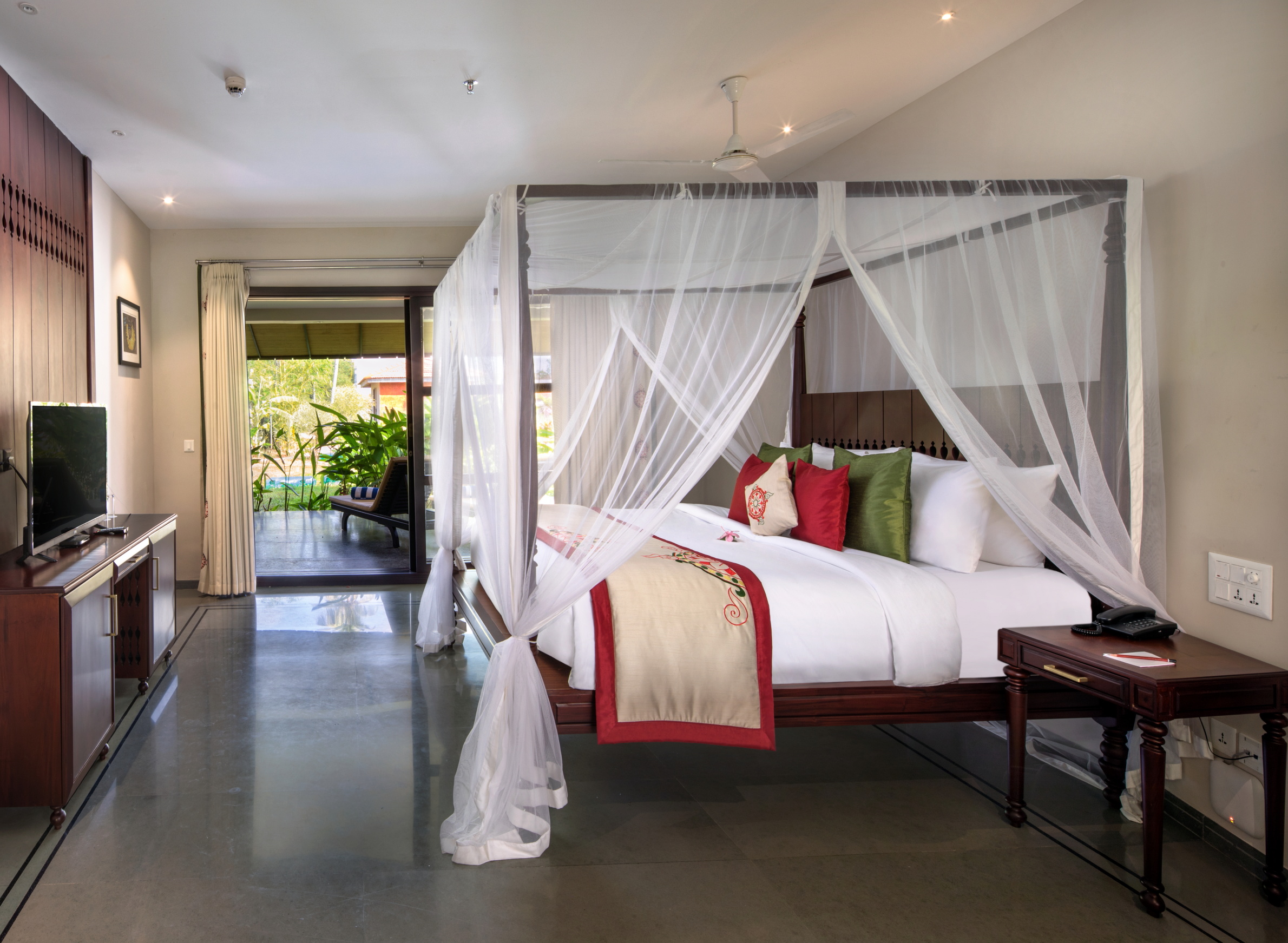 Luxury Private Pool Villa - Niraamaya Retreats, Backwaters and Beyond, Kumarakom