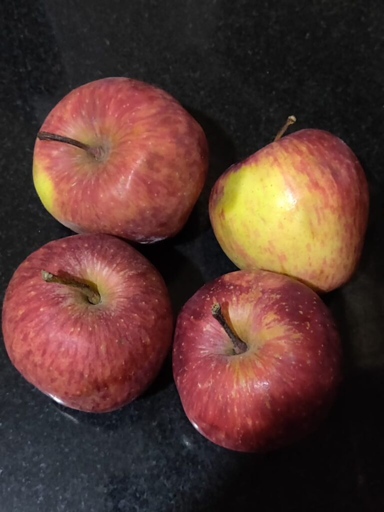 Medium sized Shimla apples