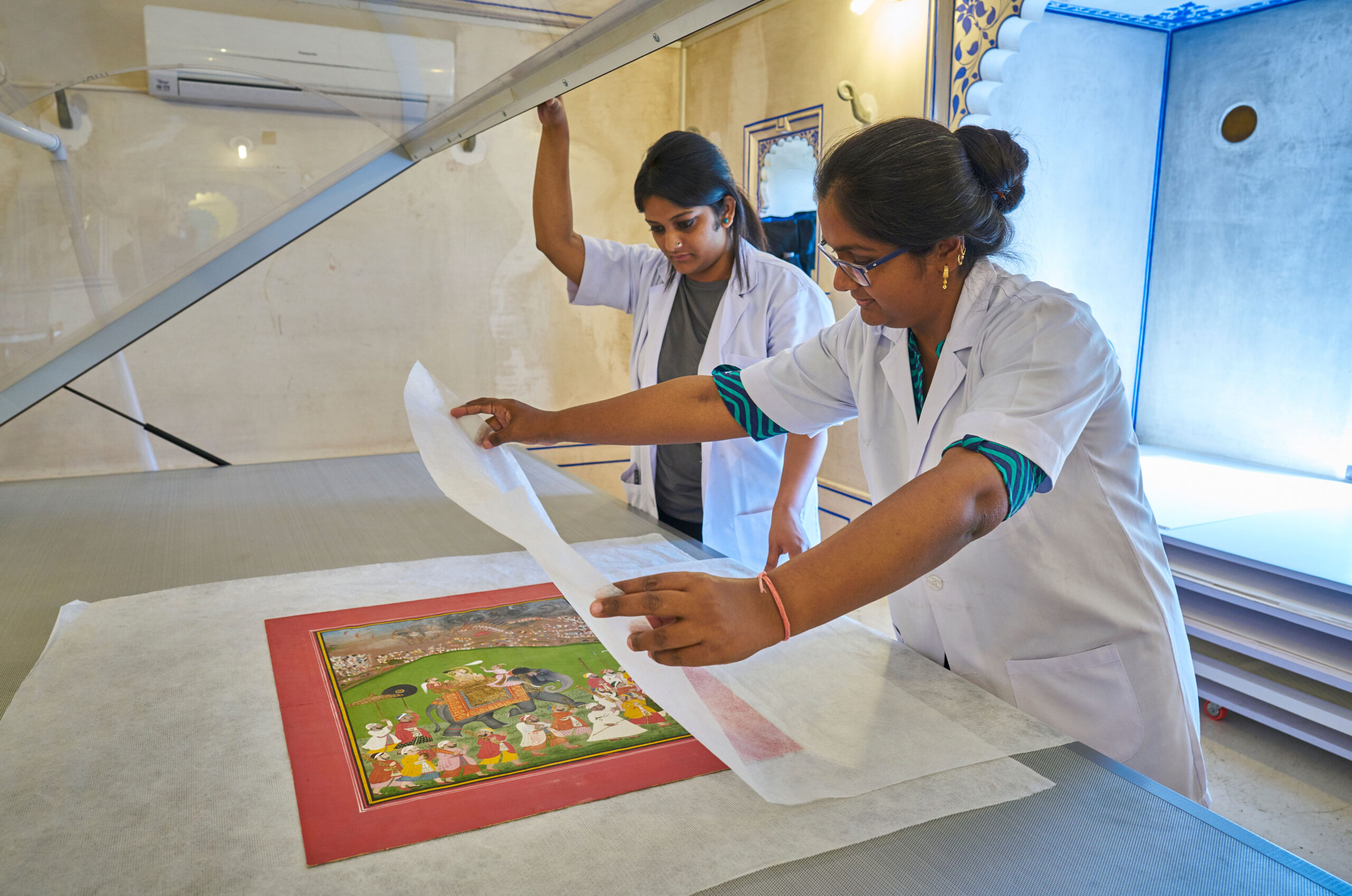 Suction table being used for treatment of paintings